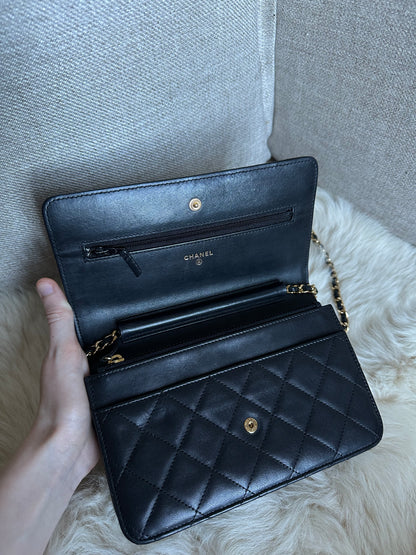 CHANEL WALLET ON CHAIN ​​BLACK AND GOLD
