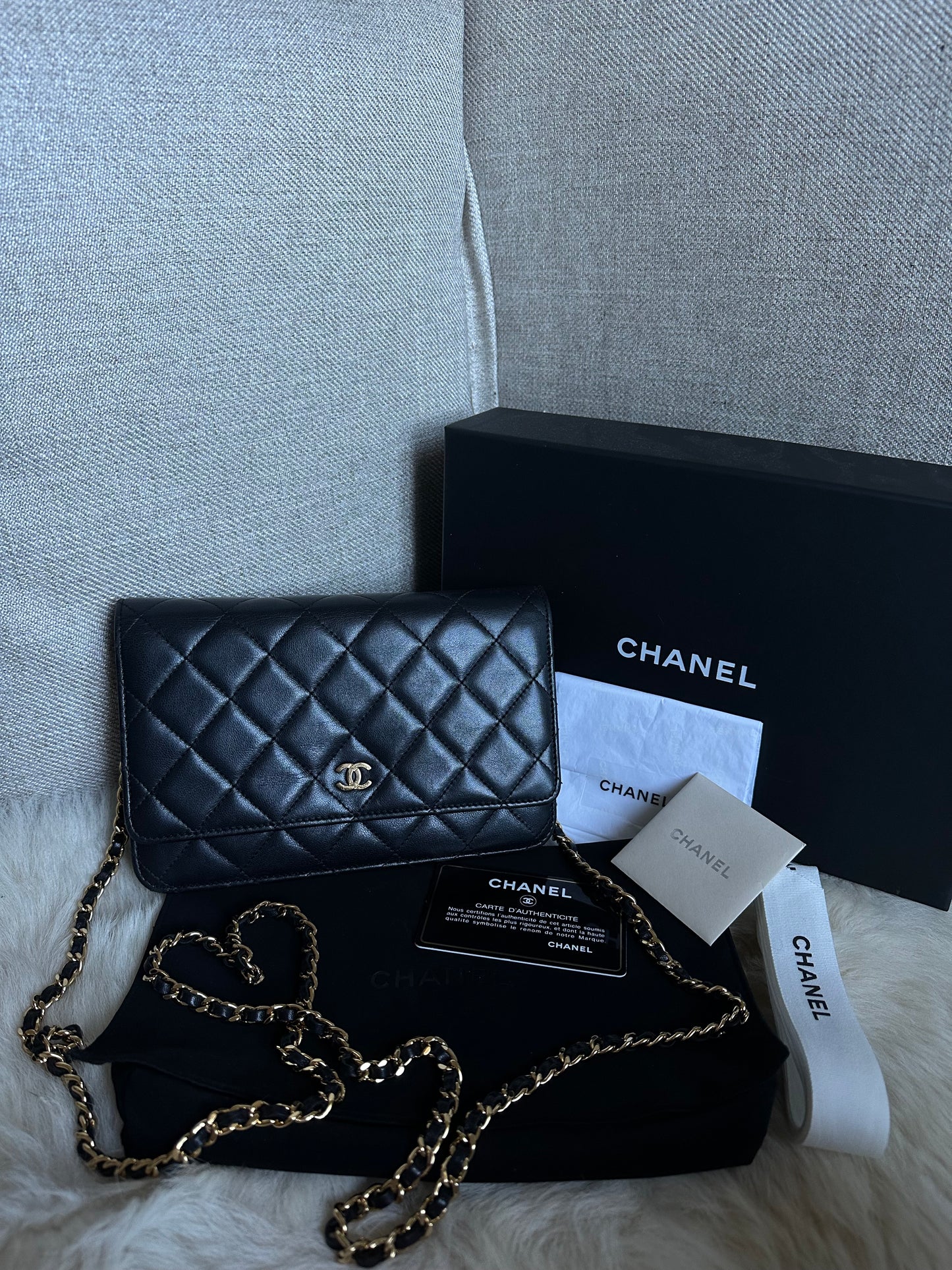 CHANEL WALLET ON CHAIN ​​BLACK AND GOLD