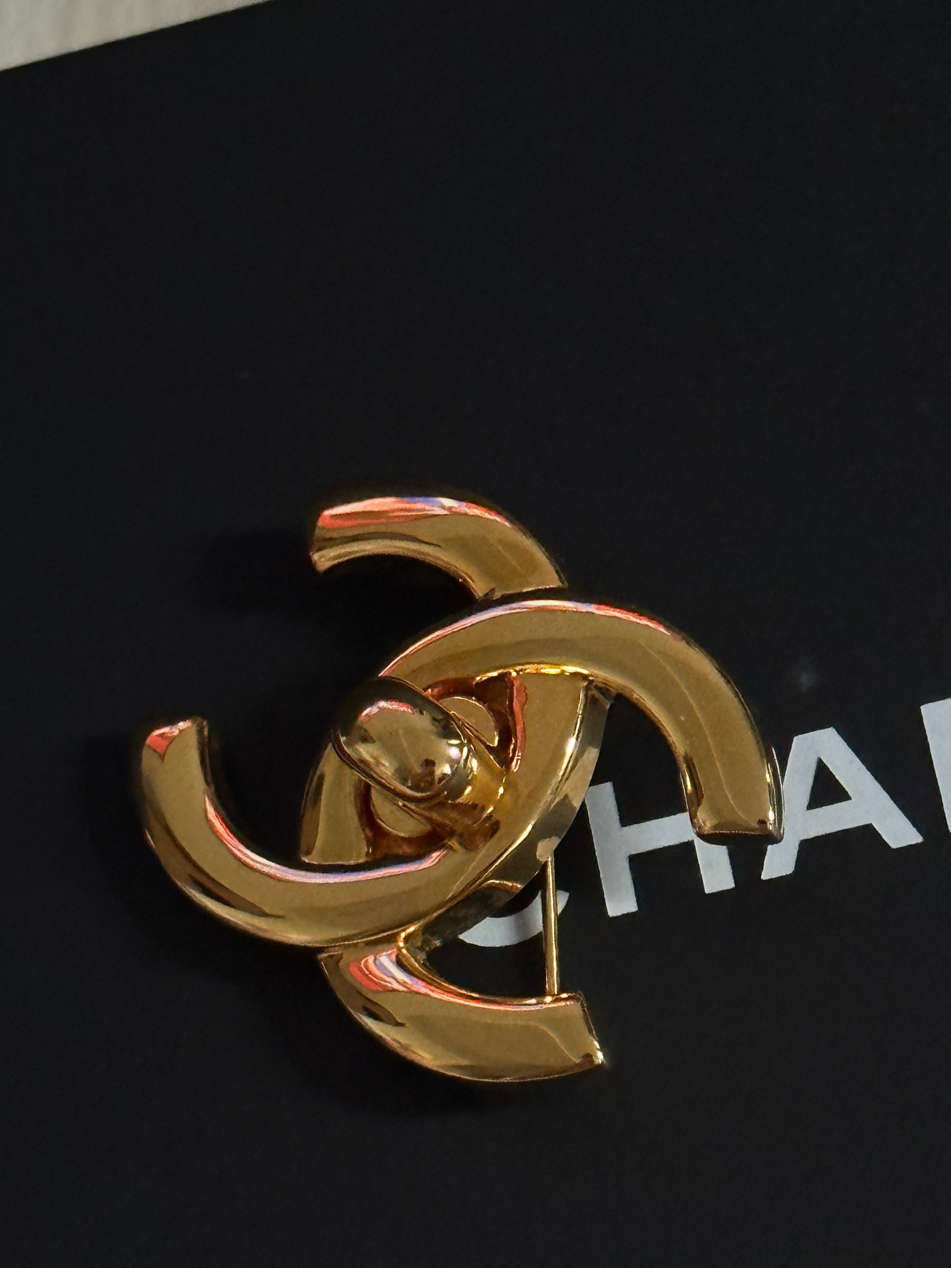 Chanel Broche Turnlock