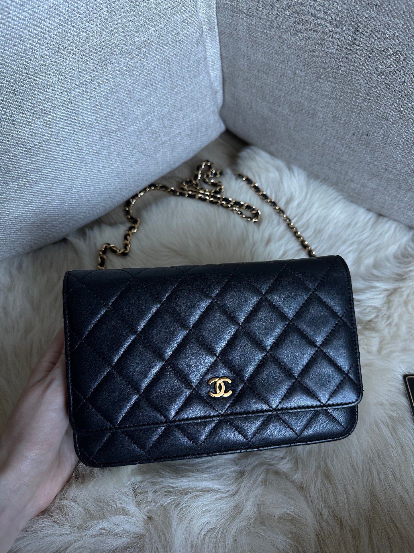 CHANEL WALLET ON CHAIN ​​BLACK AND GOLD